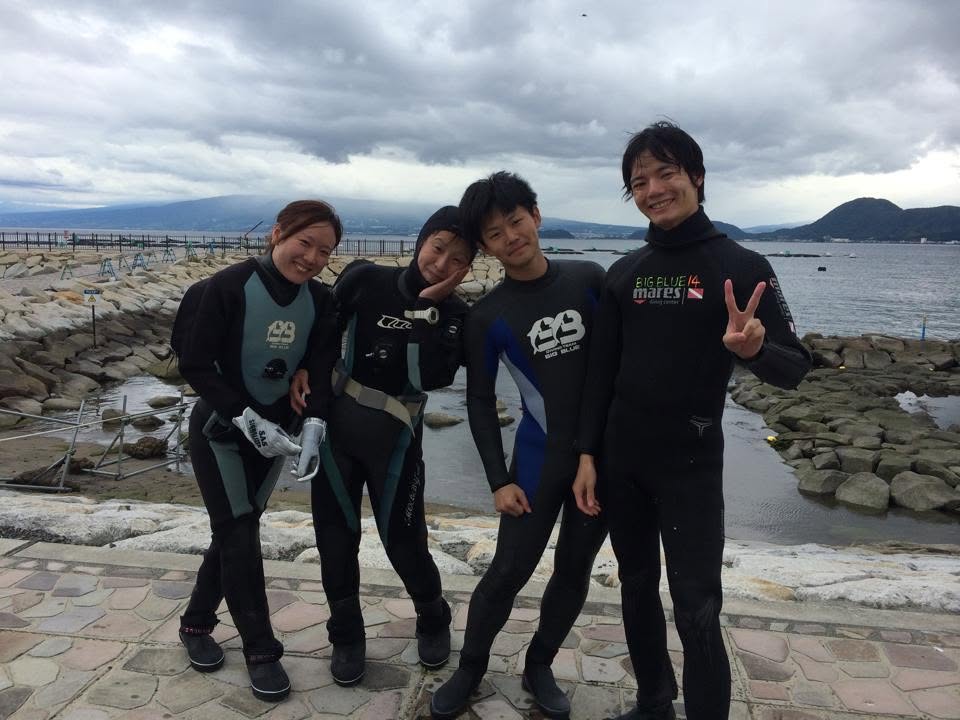 海辺で記念撮影するBIG BLUEの参加者(2015年)
