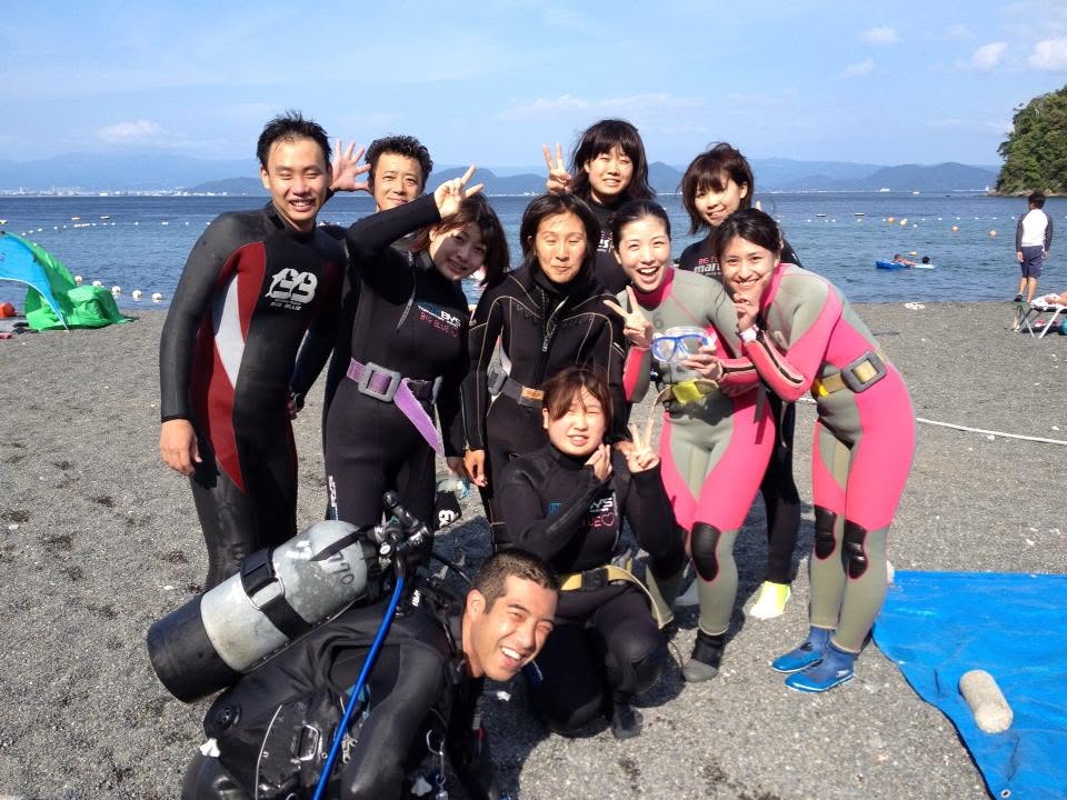 海辺で記念撮影するBIG BLUEの参加者(2012-2013年)