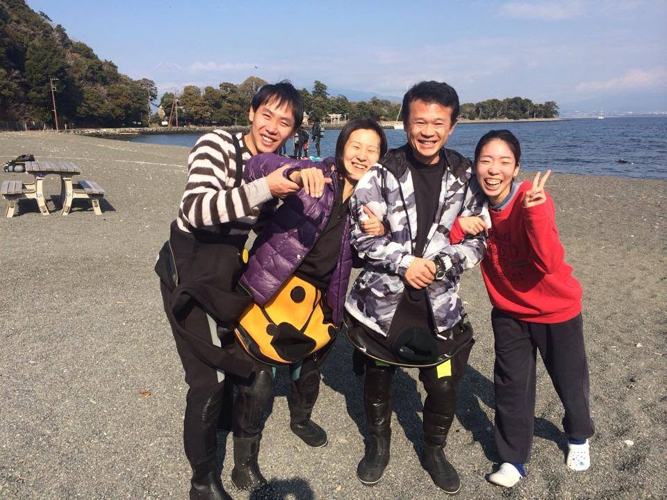 海辺で記念撮影するBIG BLUEの参加者(2014年)