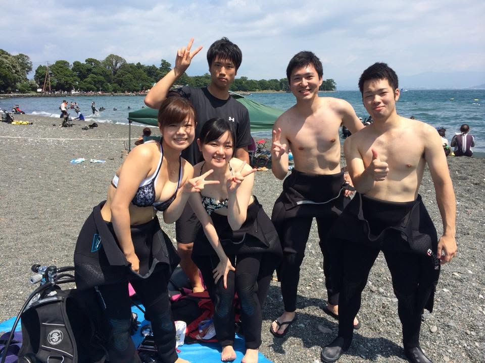 海辺で記念撮影するBIG BLUEの参加者(2015年)