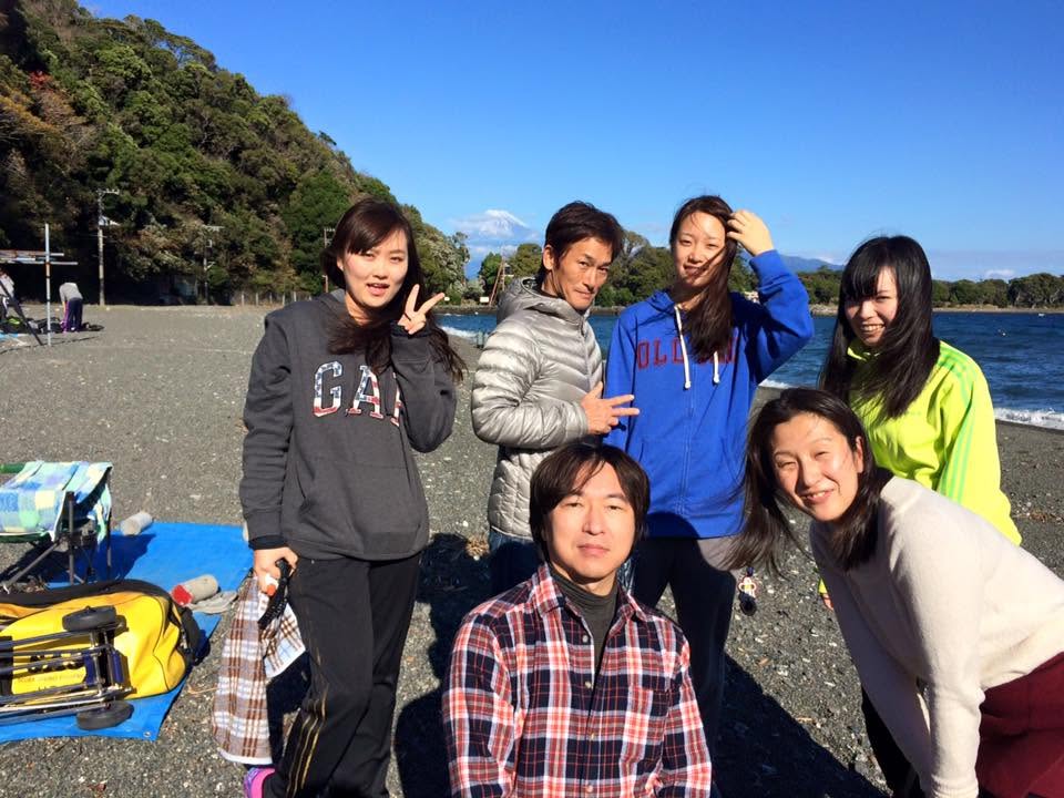 海辺で記念撮影するBIG BLUEの参加者(2015年)