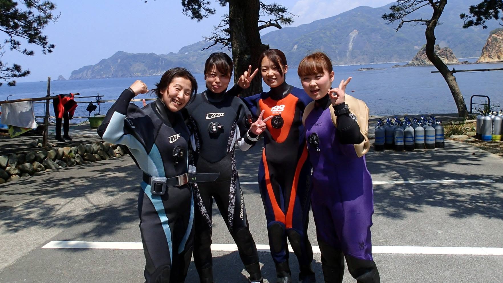 海辺で記念撮影するBIG BLUEの参加者(2015年)