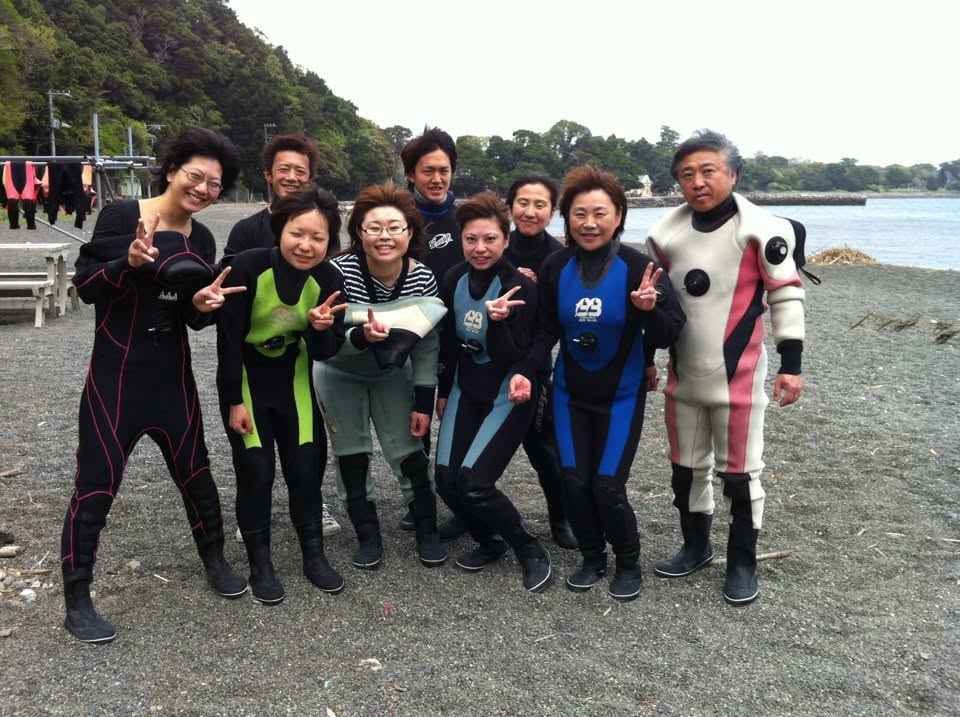海辺で記念撮影するBIG BLUEの参加者(2012-2013年)