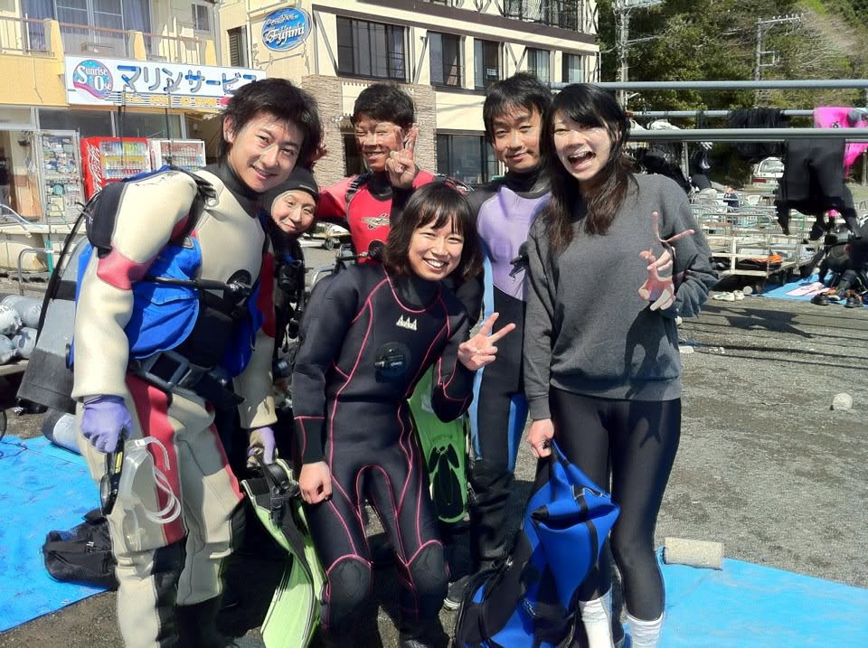 海辺で記念撮影するBIG BLUEの参加者(2012-2013年)