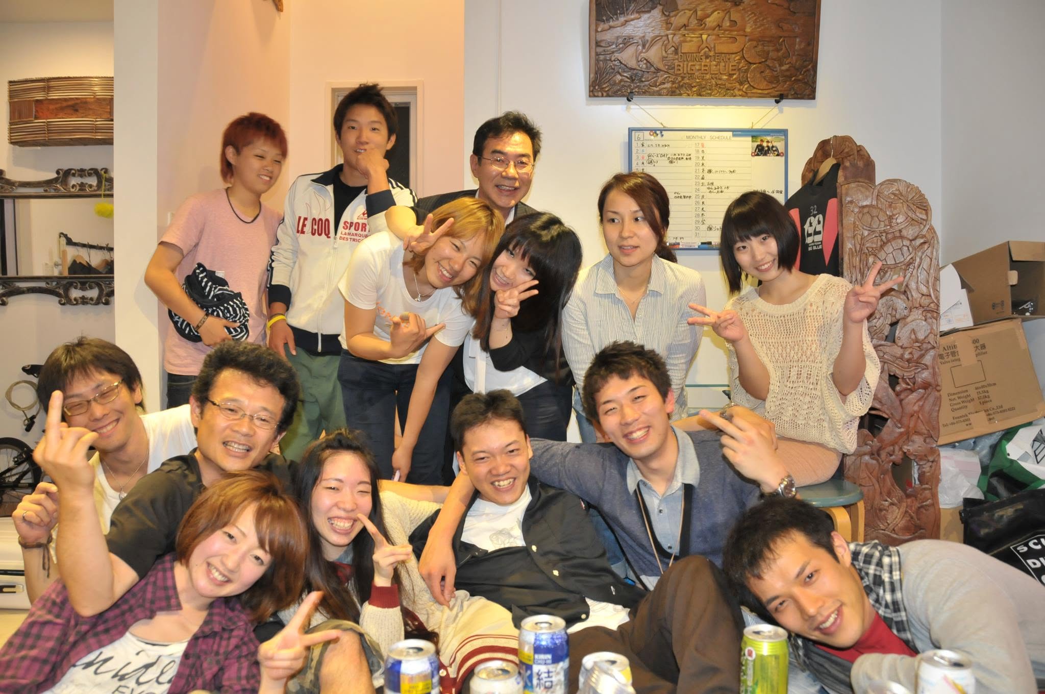 室内で食事を囲んで記念撮影する参加者(2012-2013年)