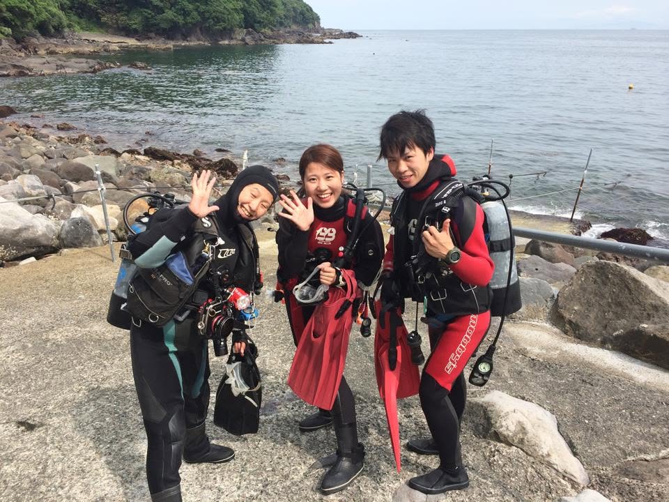 海辺で記念撮影するBIG BLUEの参加者(2015年)