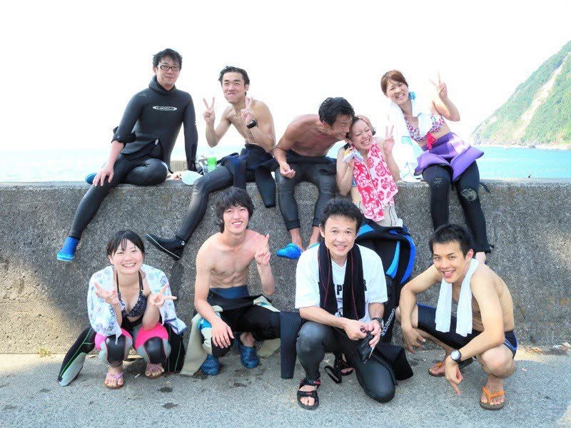 海辺で記念撮影するBIG BLUEの参加者(2012-2013年)