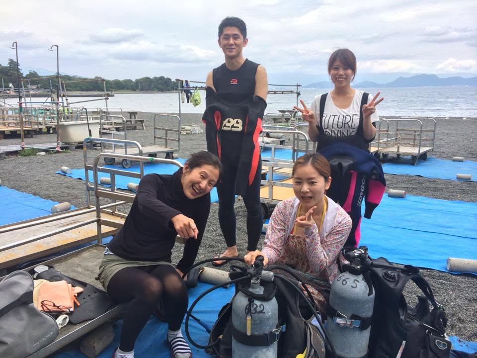 海辺で記念撮影するBIG BLUEの参加者(2015年)