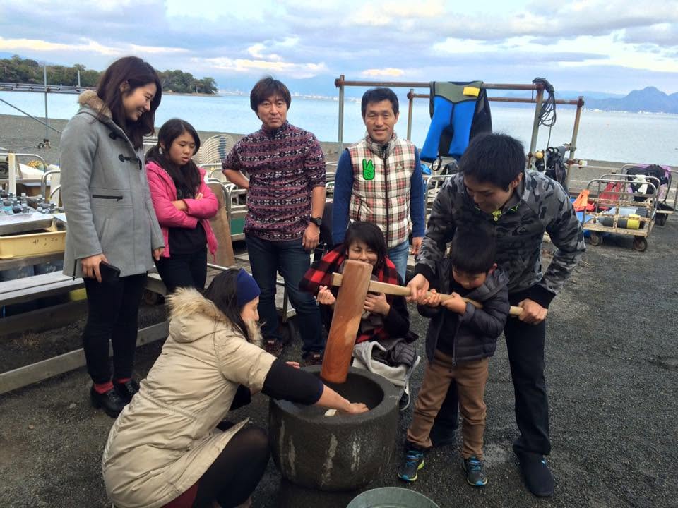海辺で器材を準備する参加者(2015年)