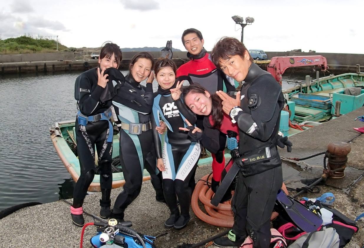 海辺で記念撮影するBIG BLUEの参加者(2015年)