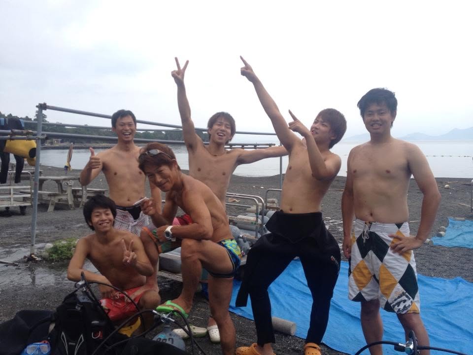 海辺で記念撮影するBIG BLUEの参加者(2012-2013年)