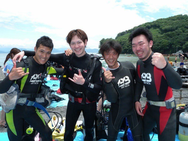 海辺で記念撮影するBIG BLUEの参加者(2012-2013年)