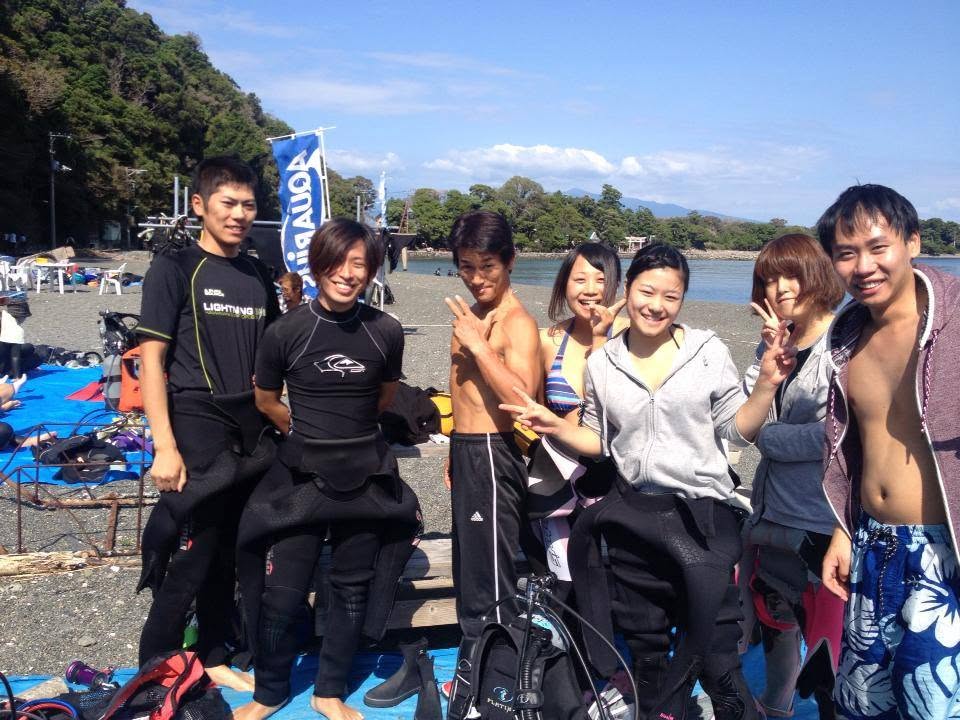 海辺で記念撮影するBIG BLUEの参加者(2012-2013年)