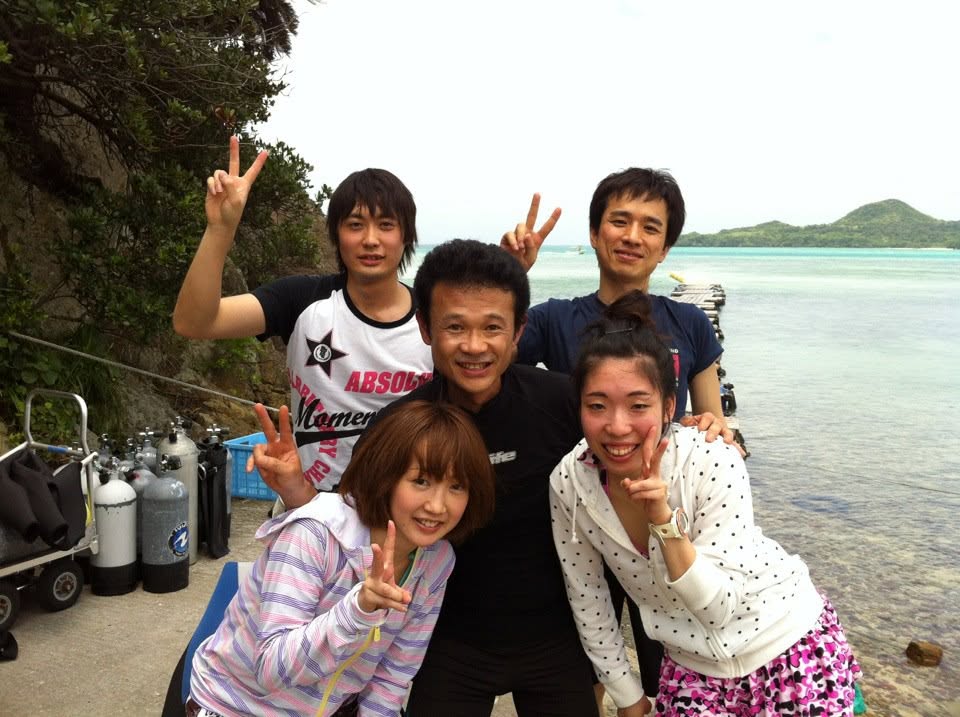 海辺で記念撮影するBIG BLUEの参加者(2012-2013年)