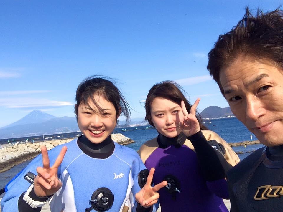 海辺で記念撮影するBIG BLUEの参加者(2015年)