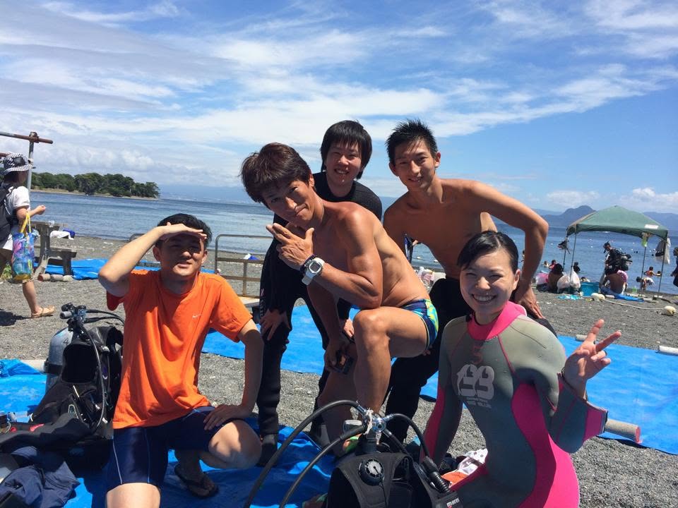 海辺で記念撮影するBIG BLUEの参加者(2014年)