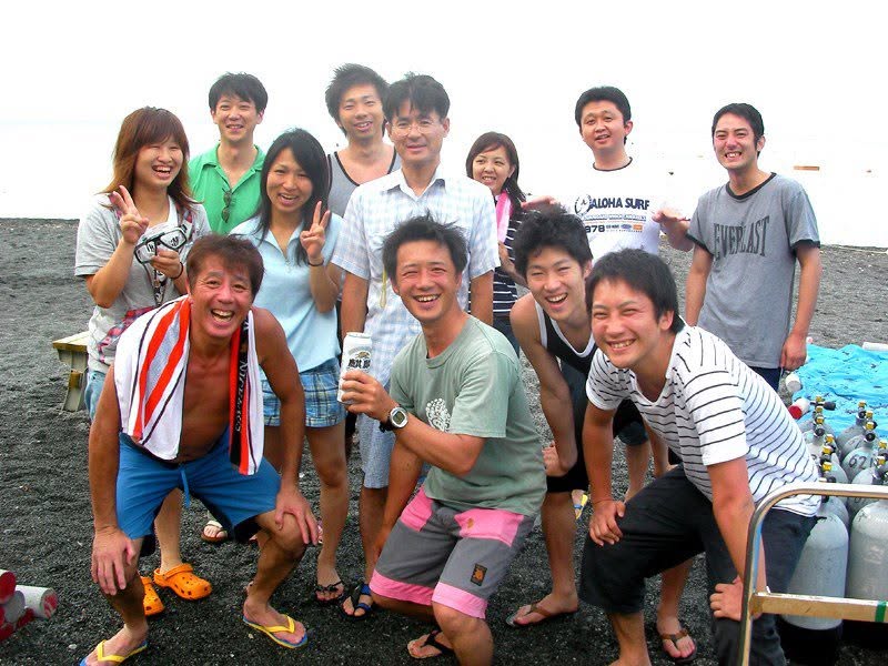 海辺で記念撮影するBIG BLUEの参加者(2012-2013年)