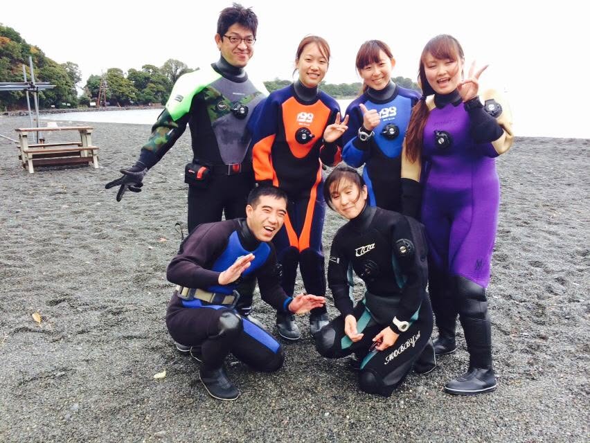 海辺で記念撮影するBIG BLUEの参加者(2014年)