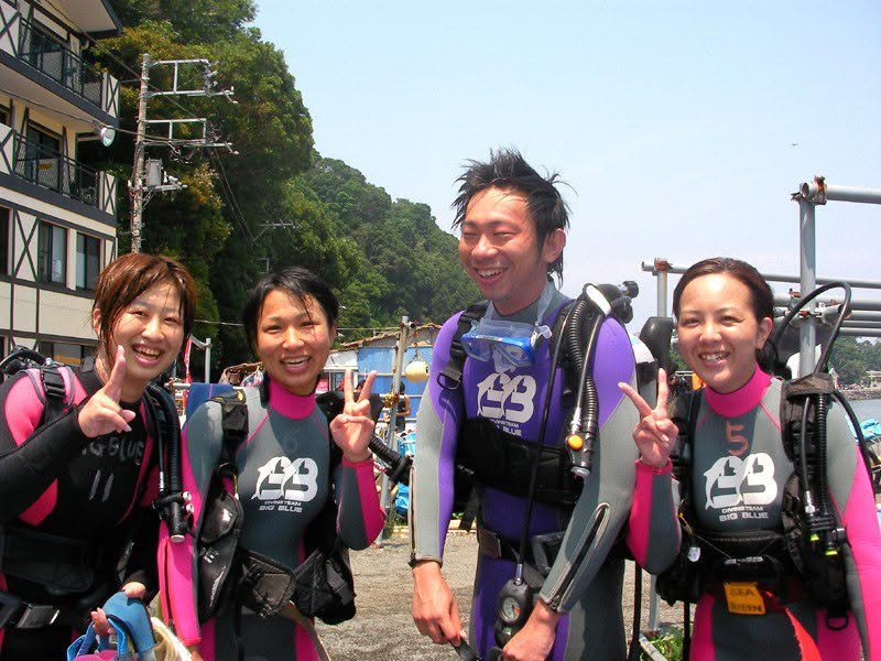 海辺で記念撮影するBIG BLUEの参加者(2012-2013年)