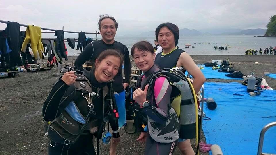 海辺で記念撮影するBIG BLUEの参加者(2015年)