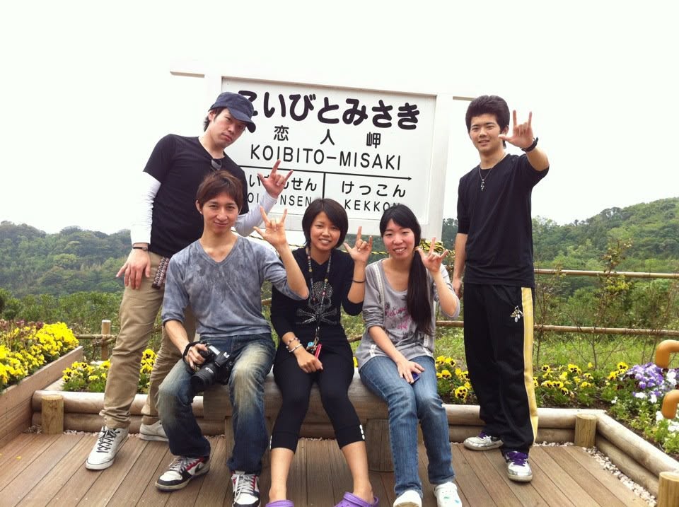 海の案内看板の前で並ぶ参加者(2012-2013年)