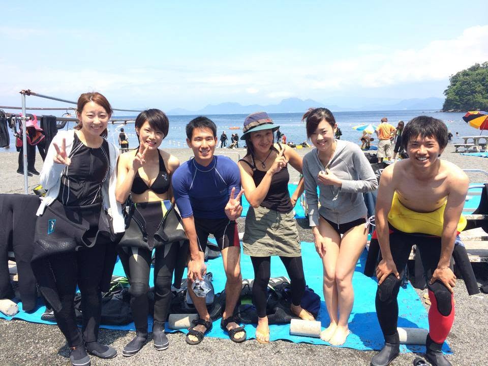 海辺で記念撮影するBIG BLUEの参加者(2014年)