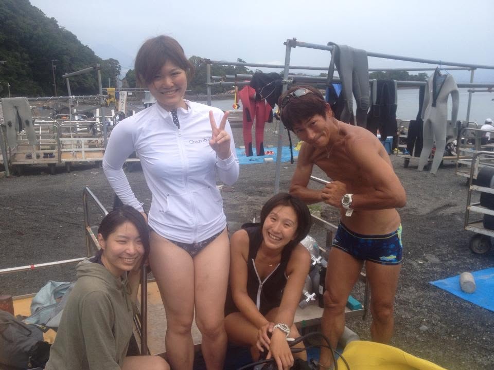 海辺で記念撮影するBIG BLUEの参加者(2012-2013年)