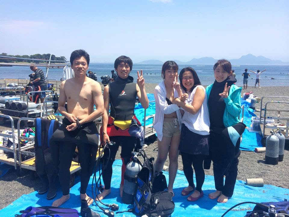 海辺で記念撮影するBIG BLUEの参加者(2015年)