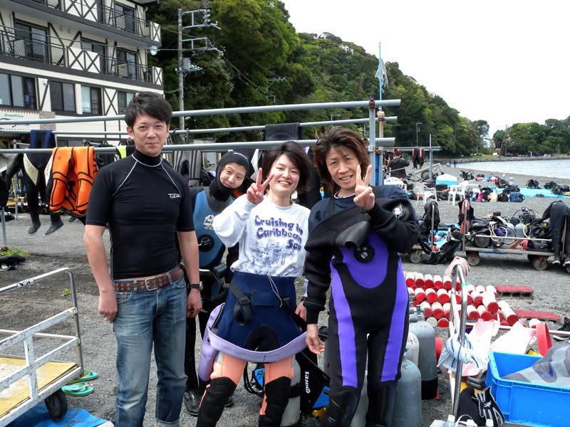 海辺で記念撮影するBIG BLUEの参加者(2012-2013年)
