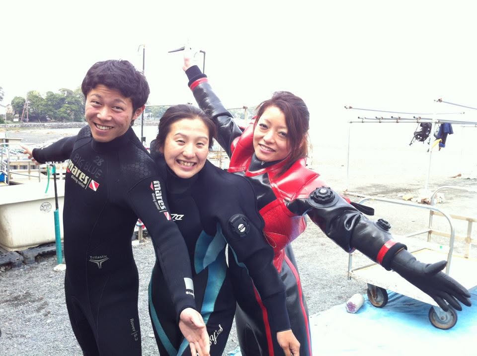 海辺で記念撮影するBIG BLUEの参加者(2012-2013年)