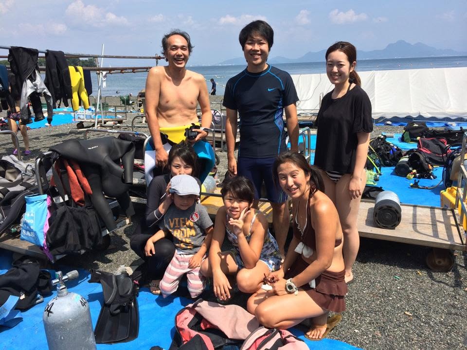 海辺で記念撮影するBIG BLUEの参加者(2015年)