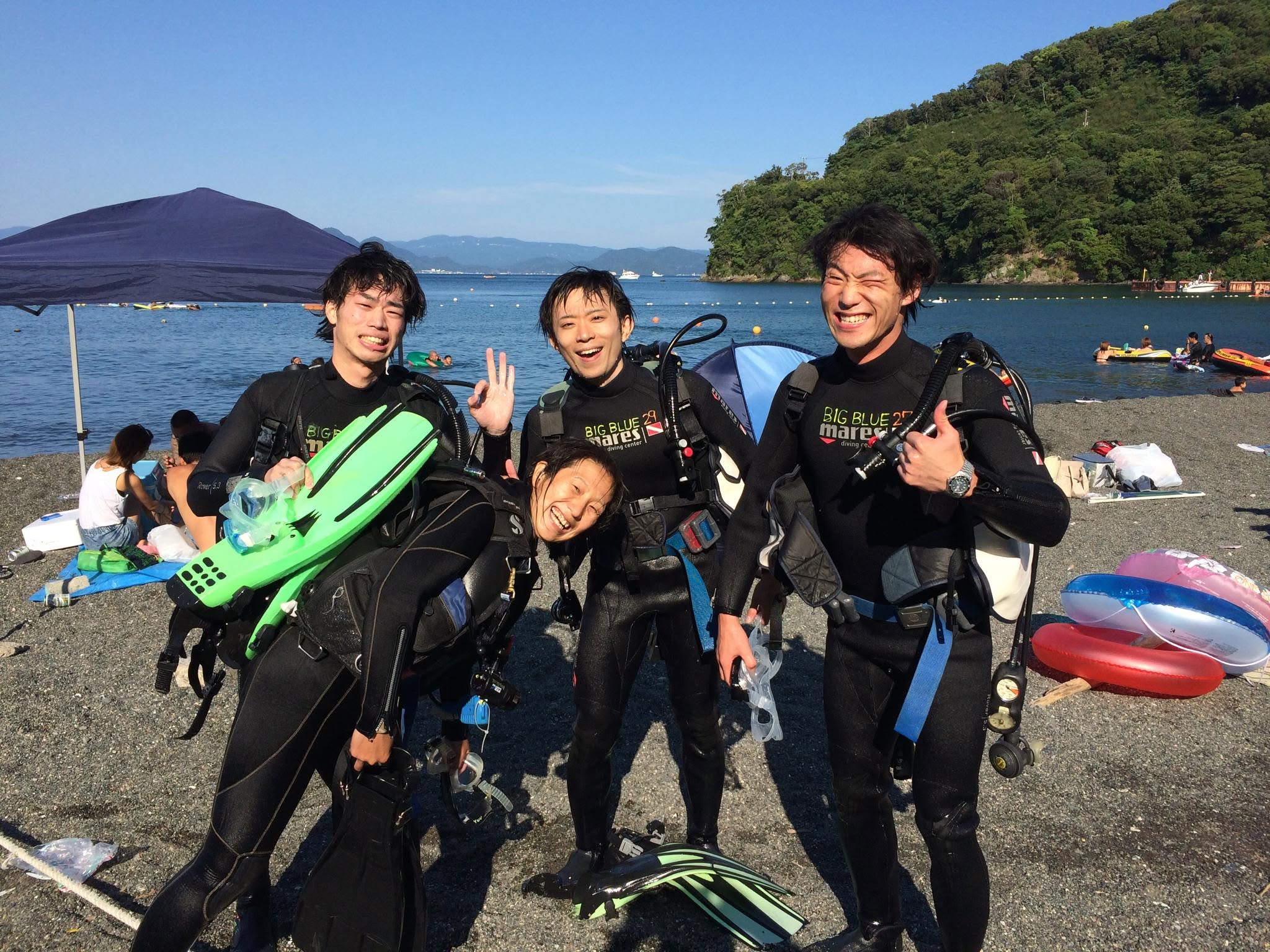 海辺で記念撮影するBIG BLUEの参加者(2015年)