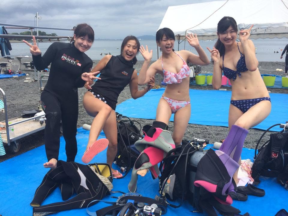 海辺で記念撮影するBIG BLUEの参加者(2014年)