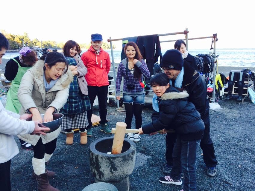 海辺で器材や荷物を整理する参加者(2015年)