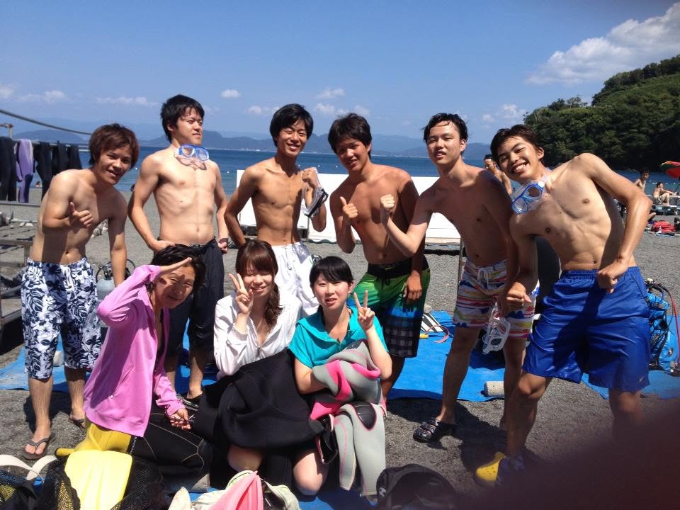 海辺で記念撮影するBIG BLUEの参加者(2012-2013年)