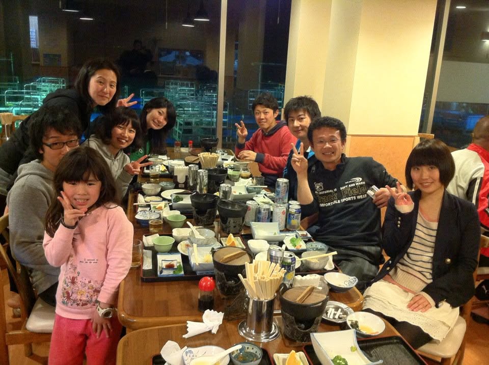 室内で食事を楽しむ参加者(2012-2013年)