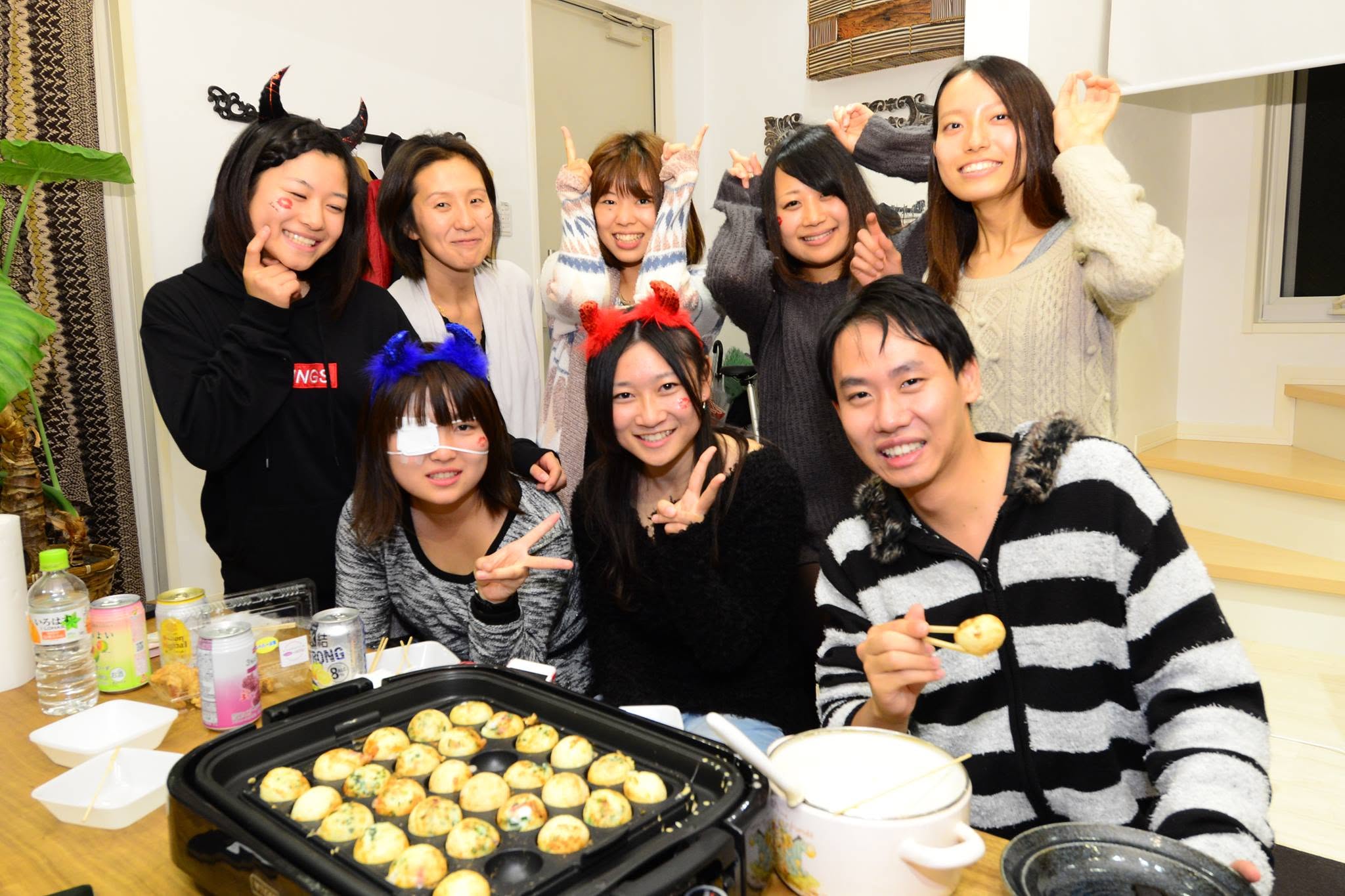 室内でたこ焼きを囲む参加者(2012-2013年)