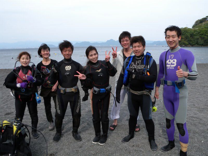 海辺で記念撮影するBIG BLUEの参加者(2012-2013年)