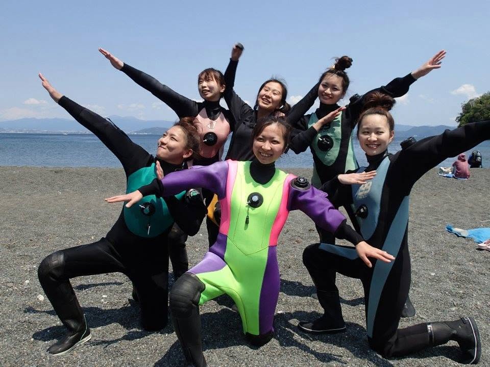 海辺で記念撮影するBIG BLUEの参加者(2012-2013年)