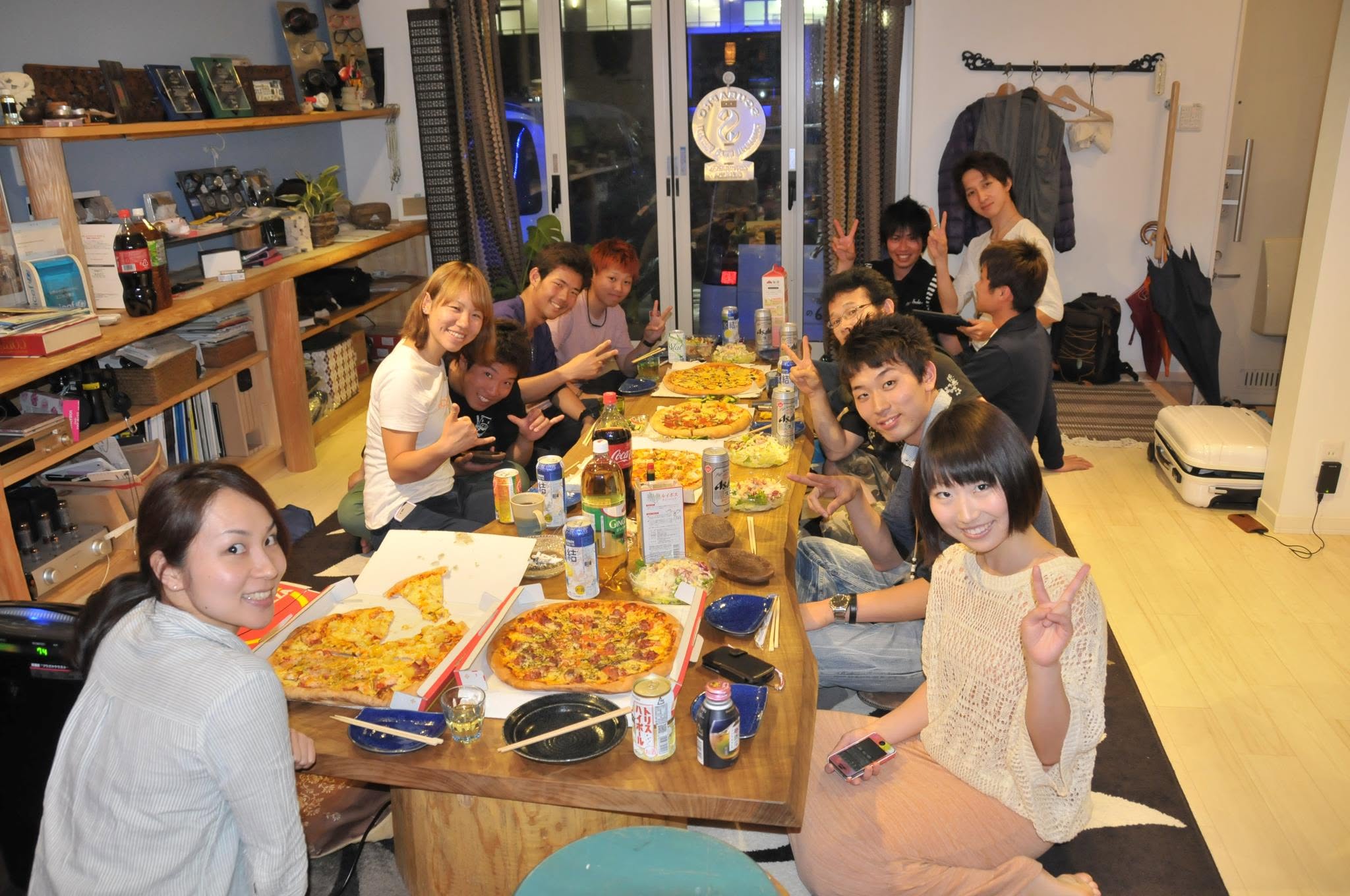 室内のテーブルを囲む参加者(2012-2013年)