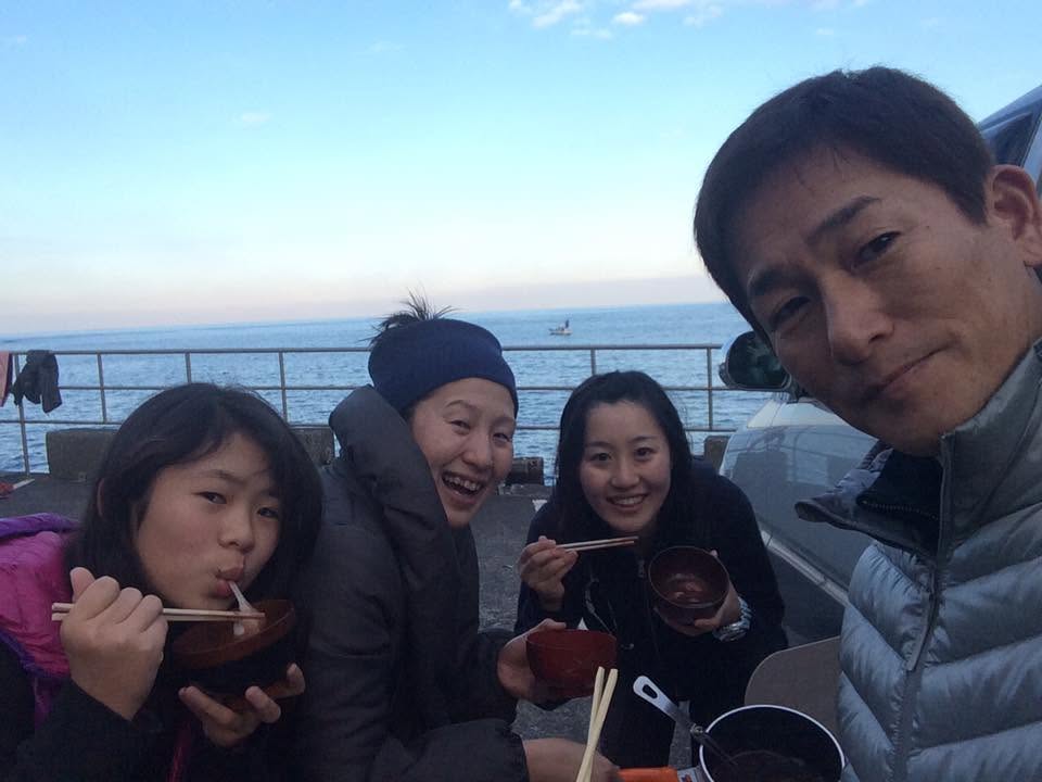 海辺で記念撮影するBIG BLUEの参加者(2015年)
