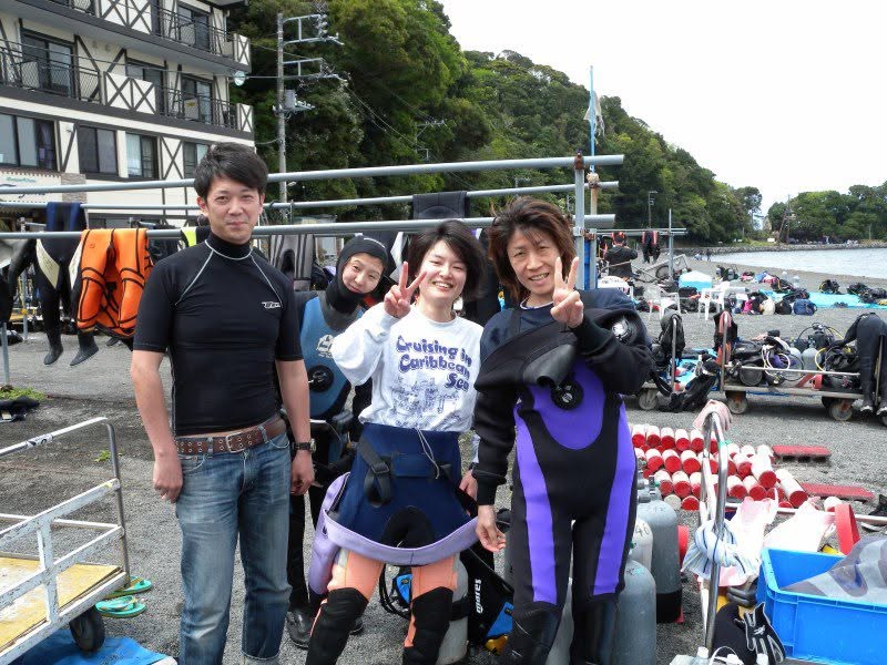 海辺で記念撮影するBIG BLUEの参加者(2012-2013年)