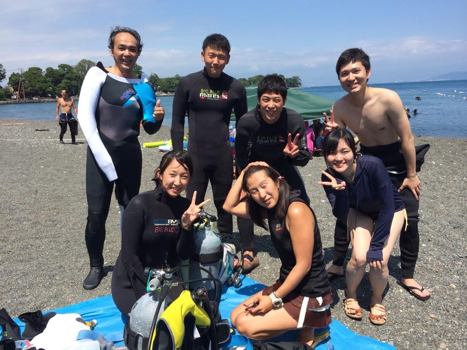 海辺で記念撮影するBIG BLUEの参加者(2015年)