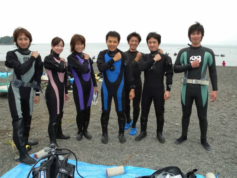 海辺で記念撮影するBIG BLUEの参加者(2012-2013年)