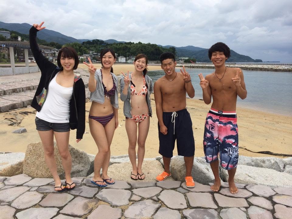海辺で記念撮影するBIG BLUEの参加者(2014年)