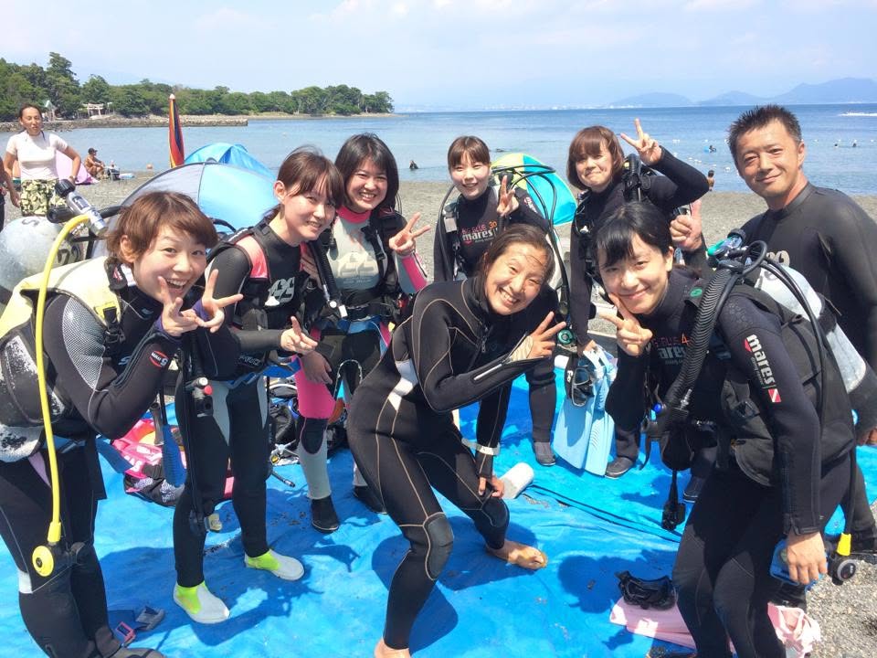 海辺で記念撮影するBIG BLUEの参加者(2015年)