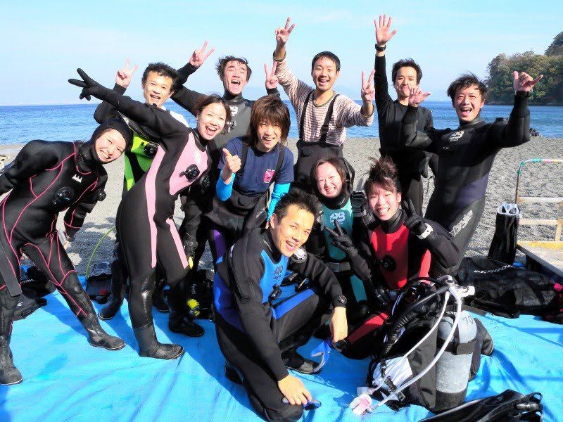海辺で記念撮影するBIG BLUEの参加者(2012-2013年)
