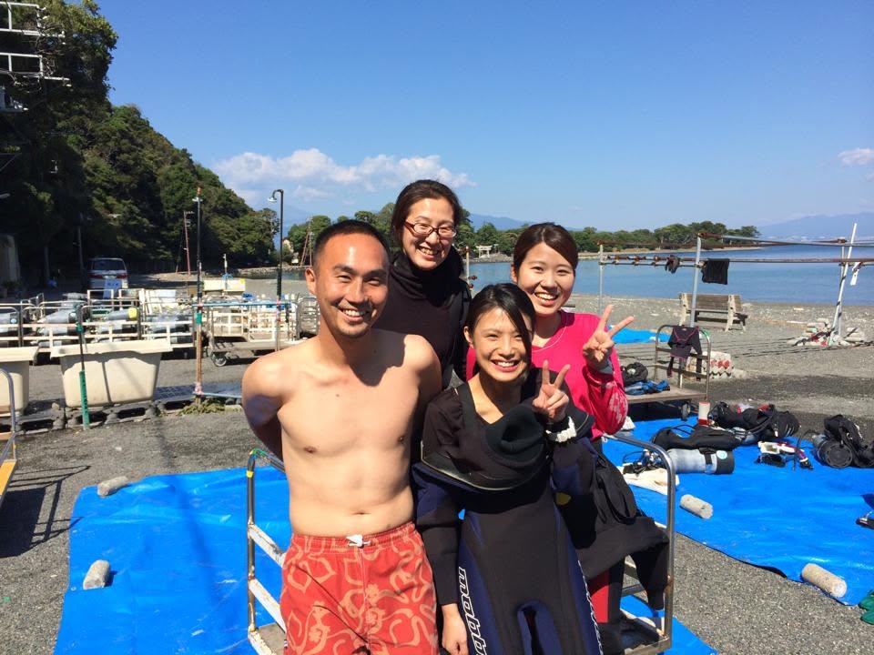 海辺で記念撮影するBIG BLUEの参加者(2015年)