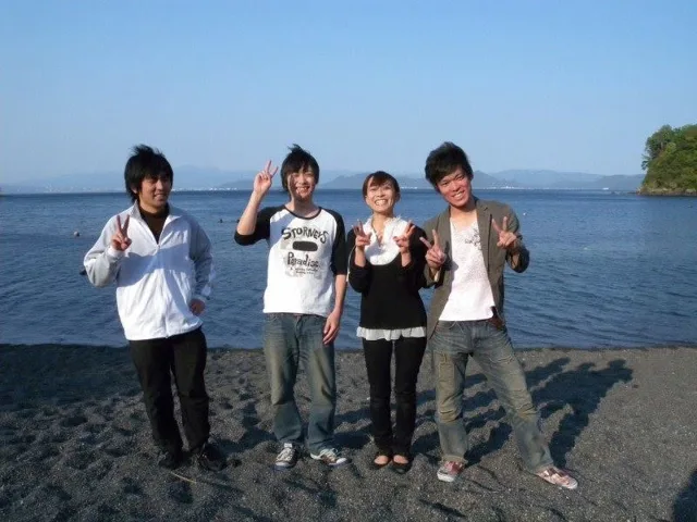 海辺で記念撮影するBIG BLUEの参加者(2012-2013年)