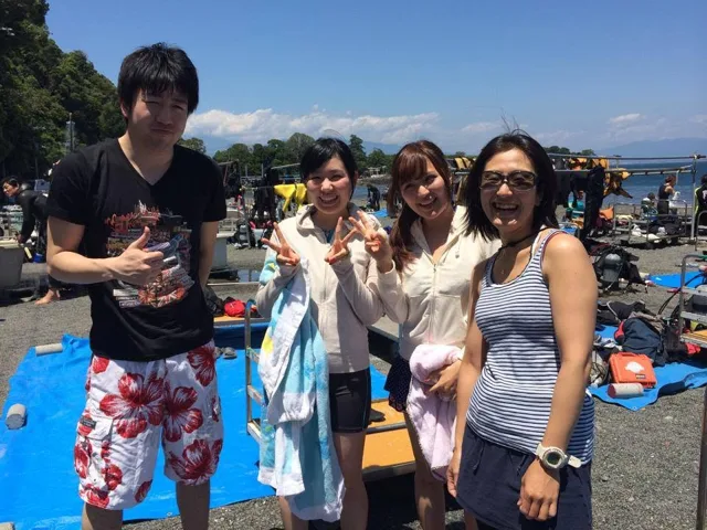 海辺で記念撮影するBIG BLUEの参加者(2014年)